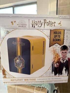 Harry Potter Hufflepuff Mini Fridge - Yellow & Black